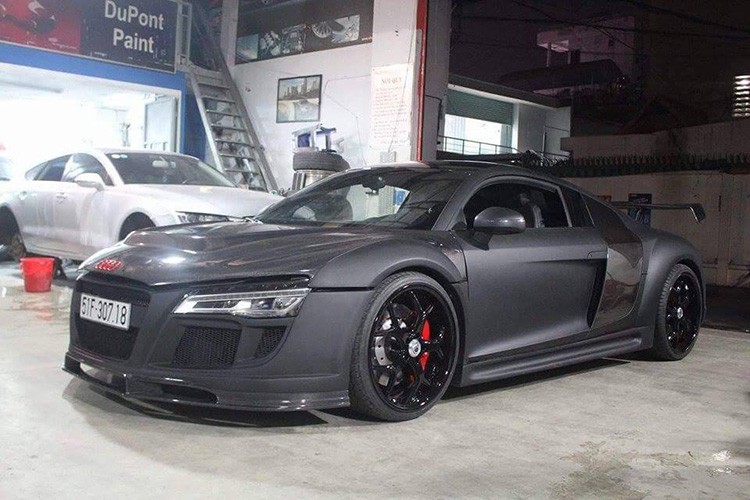 Đây được xem là chiếc  siêu xe Audi R8 duy nhất tại Việt Nam độ gói bodykit của hãng PPI Design, cùng nhiều phụ kiện hàng hiệu đắt tiền vừa xuất xưởng tại TP HCM thời gian vừa qua.